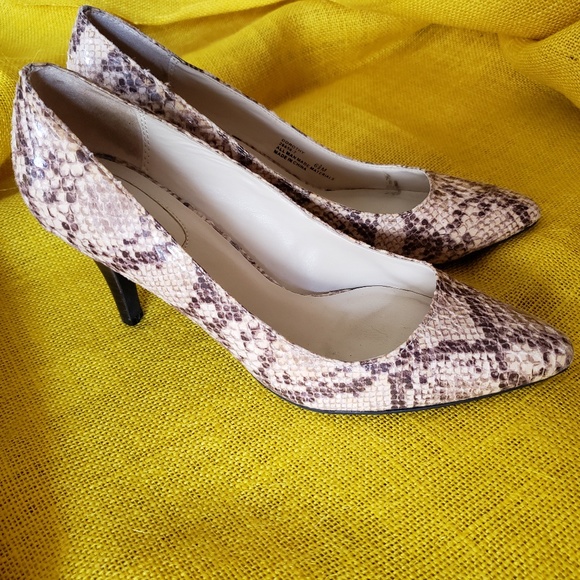 Size 6.5, reptile design heels/wood grain heels - Picture 1 of 7